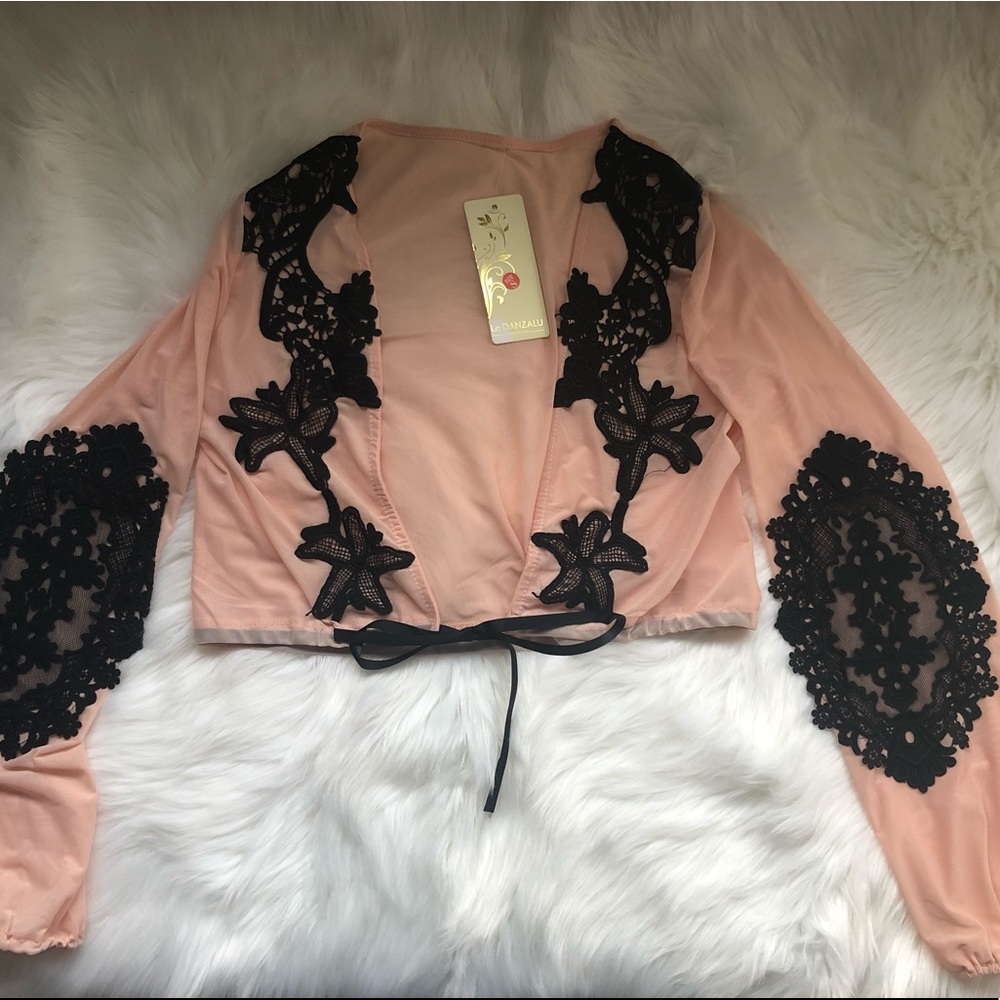 🆕 Black lace top! NWT!🖤